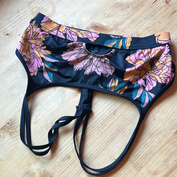 Floral Patterned Leggings and bra set - Picture 6 of 8